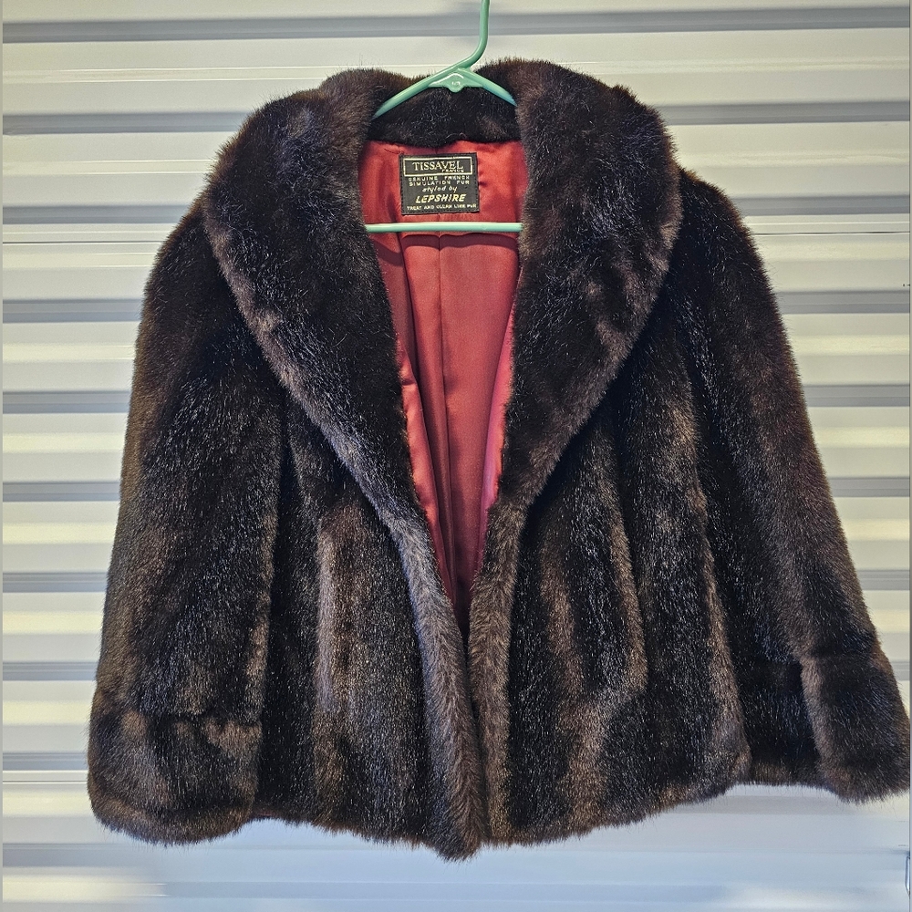 FAUX FUR CAPE  STOLE SHAWL SIZE: Medium-Large - Picture 8 of 10